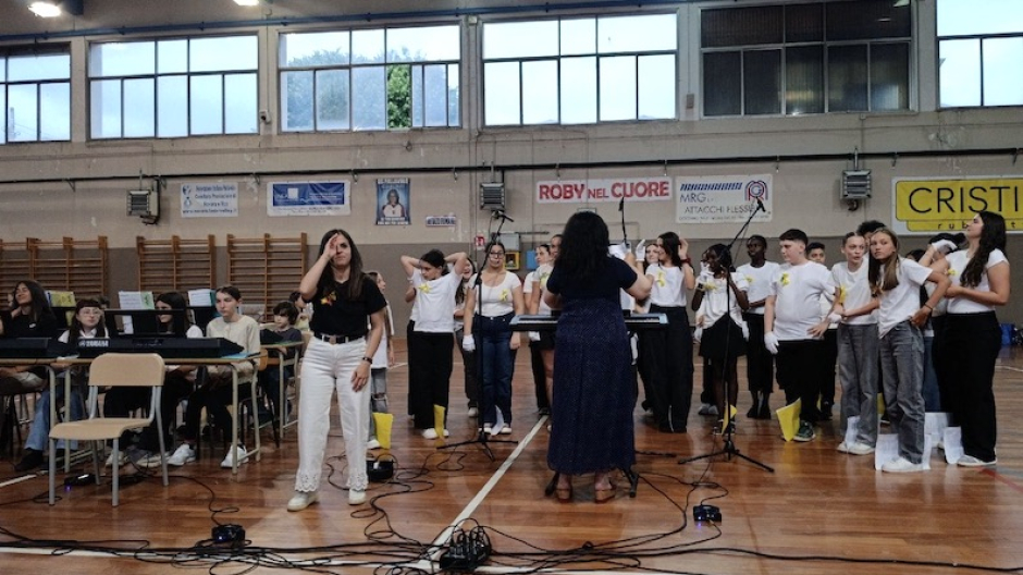 IC Borgomanero 1: successo per il saggio finale progetti di coro, teatro e tastiera 